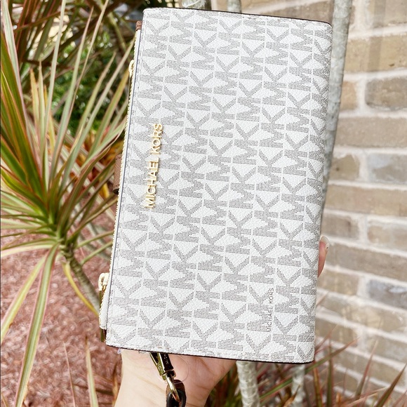 Gaby’sBags💕NWT Michael Kors Wristlet - Picture 2 of 8